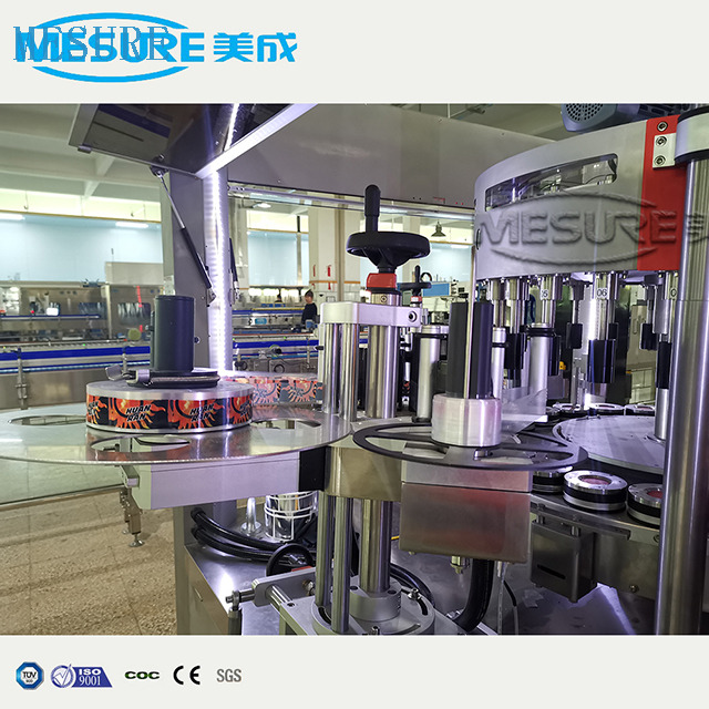 自动线性旋转式OPP热融化胶标签标签机，用于塑料瓶饮料工厂