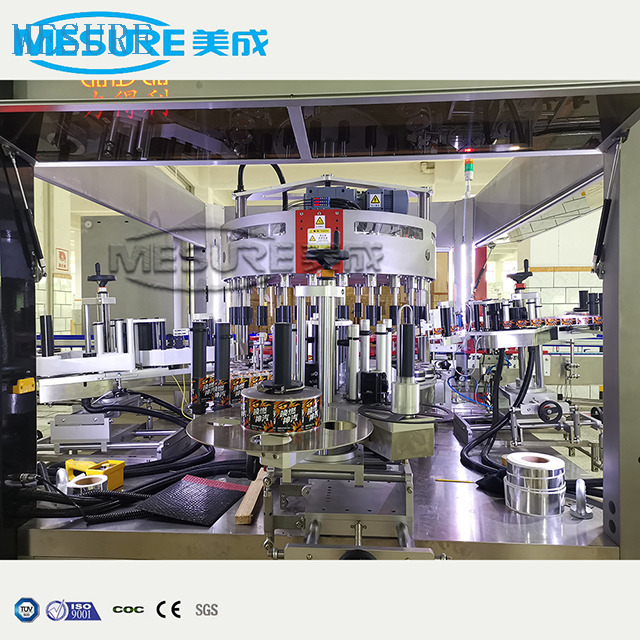 自动线性旋转式OPP热融化胶标签标签机，用于塑料瓶饮料工厂