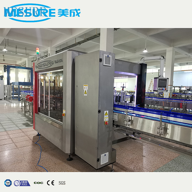 自动线性旋转式OPP热融化胶标签标签机，用于塑料瓶饮料工厂