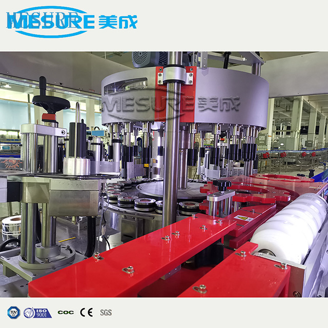 自动线性旋转式OPP热融化胶标签标签机，用于塑料瓶饮料工厂